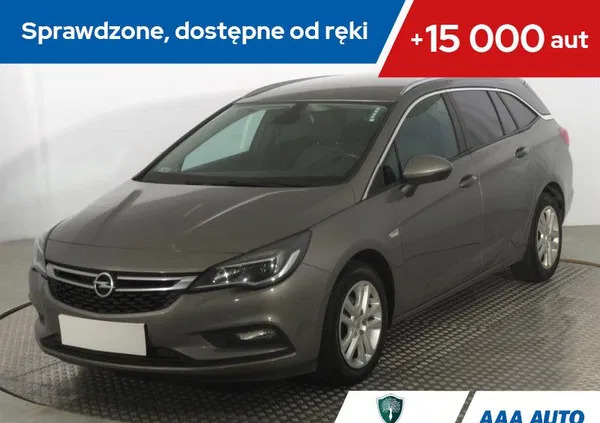 małopolskie Opel Astra cena 48000 przebieg: 161274, rok produkcji 2017 z Białogard